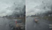 VIDEO: Hasiči jeli k dopravní nehodě, zbrklý řidič je předjel zprava!