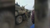 Odvážní Ukrajinci: Lidé po celé zemi brání svá města před tanky vlastními těly