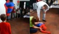 DĚSIVÉ VIDEO: Spider-Man dělal salta před dětmi, málem zemřel!