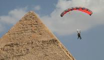 90 parašutistů z celého světa se vznášelo nad egyptskými pyramidami v Gíze
