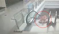 Batole se v chodítku vydalo samo k eskalátorům! Pak začalo padat