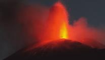 Etna je mimořádně aktivní. Lidé chodí až k rozžhavené lávě