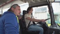 Češi by mohli autobus řídit už od 18 let. Návrh rozděluje odborníky i společnost
