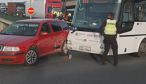 Řidička nedala přednost autobusu. Nehoda způsobila kilometrové kolony