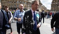 VIDEO: Na britské kandidáty hází lidé milkshaky! Schytal to i Farage