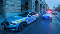 Vážná nehoda policejního auta v Praze. Na cestě k zásahu srazilo chodkyni