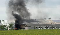 Požár v drůbežárně na Královéhradecku. Hasiči vyhlásili 3. stupeň poplachu