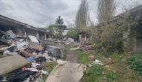 Garážová kolonie v Ústí je útočištěm bezdomovců. Město ji chce zbourat