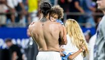 Z fotbalisty přepnul na mód MMA. Po bitce utěšoval vyděšeného synka