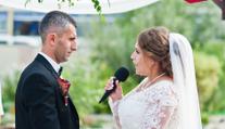 Nevěsta se pomstila snoubenci. U oltáře přečetla zprávy, které psal milence