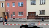Obří díra v silnici. Ulici v Brně podemlela voda, část se propadla
