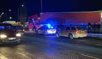 Řidiče u Prahy přimáčkl k plotu jeho kamion. Muž zraněním podlehl