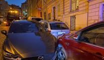 Zaparkované auto se v Praze samo rozjelo. Nabouralo dalších pět aut