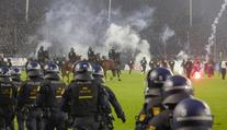 Chaos v Německém poháru. Na hřiště vyjeli i policejní koně