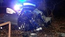Mladý řidič napálil do viaduktu, ve vraku audi neměl šanci přežít