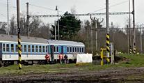 Muž vystupoval z rozjíždějícího se vlaku, zemřel. Dveře starých vozů otevřete i za jízdy