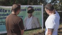 Předvolební vandalismus sílí. V Opavě někdo vyřezal hlavu z poutače primátora