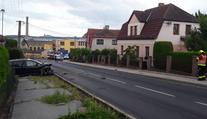 Opilý řidič boural, poškodil plynovou přípojku. Hasiči evakuovali okolní domy