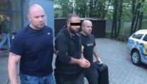 Spadla klec! Po útoku na číšníka zadržela policie skupinu na letišti