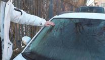 Ručník vs. brambora. Vyzkoušeli jsme triky, které mají chránit auto před námrazou