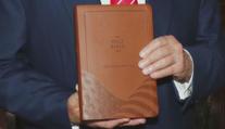 Trump prodával ve velkém bible. Ať se Amerika znovu modlí, řekl