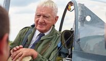 Generál Emil Boček slaví 100. narozeniny. Je posledním žijícím českým pilotem RAF