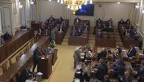 Poslanci mají kromě platu i náhrady. Někteří si přijdou na statisíce měsíčně