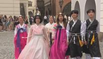 Prahou prošly desítky krojů z celého světa. Začal největší folklórní festival