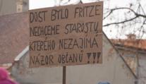 Rodiče v Holešově se bouří proti slučování škol. Chtějí odvolání starosty