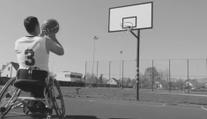 Borec na konec: Handicapovaný basketbalista střílí jeden koš za druhým