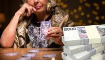 Kartáři a věštci si žijí jako králové. Na důvěřivých lidech vydělávají statisíce!