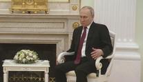 Divné hlazení židle a cukání nohou. Putin se před Si Ťin-pchingem klepal jak ratlík