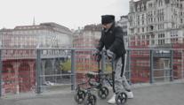 Revoluční technologie švýcarských vědců! Muž díky implantátu znovu chodí