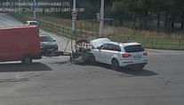 Řidič se ulicemi řítil s otevřenou kapotou, ujížděl od nehody