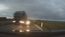 Neuvěřitelný hazard: Řidič předjížděl kamion, proti němu jelo auto! VIDEO