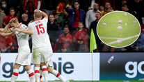 Gólové oslavy vystřídal úprk do šaten: Poláky v Albánii zasypali PET lahvemi