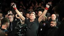 Jsem chodící milionář, vtipkoval zápasník UFC. Přitom mu v bufáči zamítli kartu