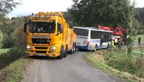 S autobusem se utrhla krajnice. Cestující se zachránili vlastní vahou