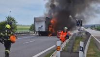 Dva lidé zemřeli při nehodách na D2. Vznikla několikakilometrová kolona