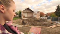 Firma shrábla dotace, dům nikde. Žijeme v garáži a musíme státu vrátit peníze, pláče rodina