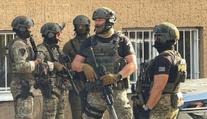 Obří pátrání po ozbrojenci v Praze a okolí. Policie hlídala i budovy ministerstev