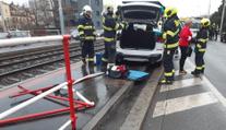 Na tramvajovou zastávku v Praze najelo auto. Čtyři zranění, včetně 105leté ženy
