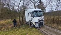 Polský řidič kamionu slepě věřil navigaci. Uvízl v blátě a museli ho vyprošťovat