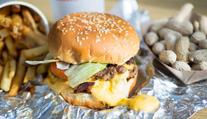 Five Guys konečně řekli, kdy přesně otevřou v Česku. Zveřejnili i ceník