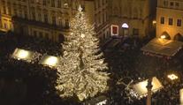 Na Staromáku odstartovaly vánoční trhy. Náměstí zaplnily tisíce lidí