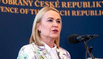 Ministryně Černochová musela na chirurgický zákrok. Držte mi palce, prosí