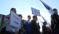 Odborářům rychle ubývají členové. Nejsou razantní a nemají vliv, říká politolog