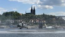 Nevšední podívaná u Vltavy. Česká armáda předváděla zbraně i techniku