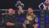 Bellator má nového šampiona střední váhy, Mousasi prohrál na body