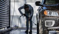 Samoobslužné myčky: Jak ušetřit za mytí auta a čeho se určitě vyvarovat